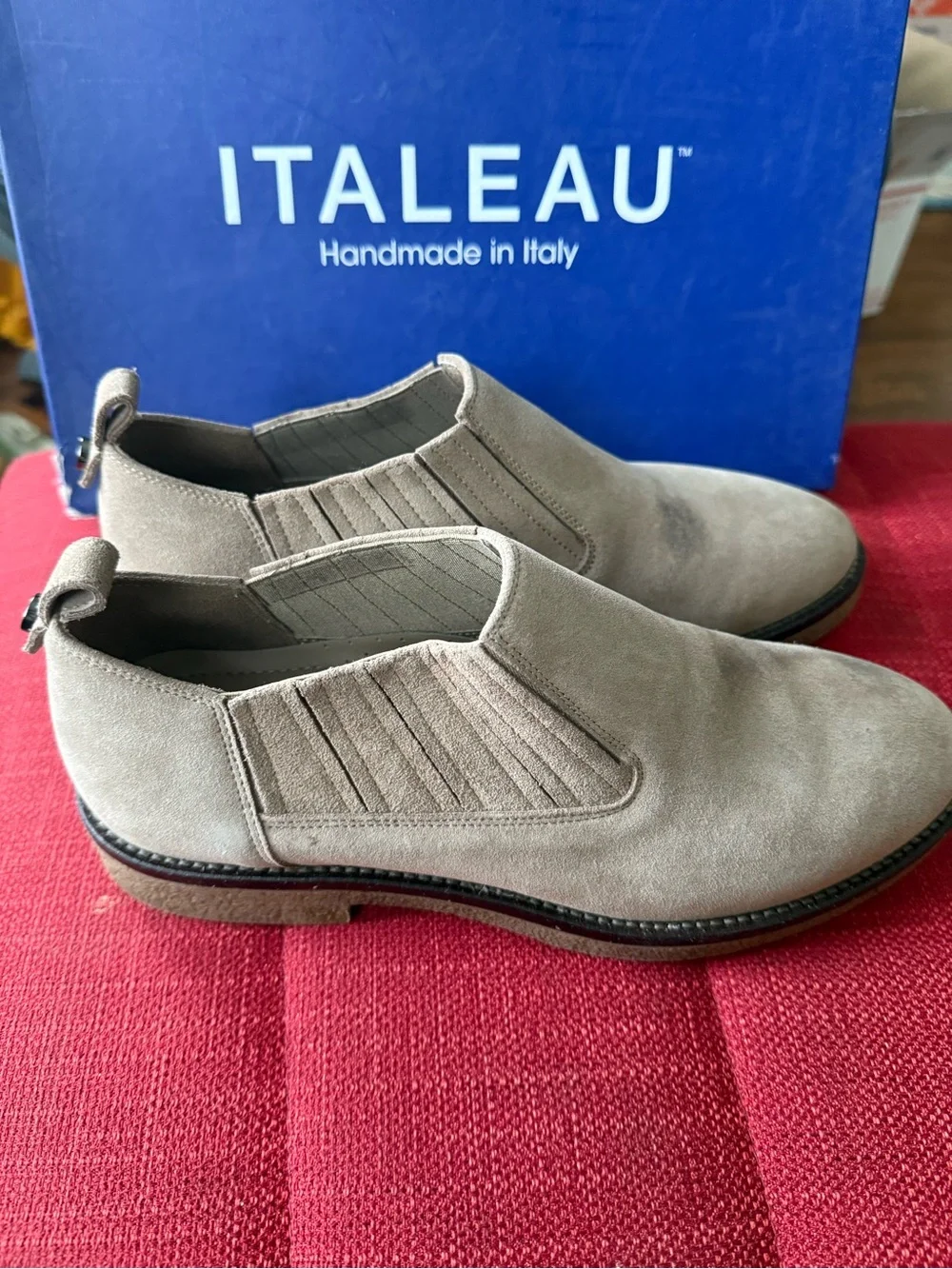 Italeau Men’s Beige Suede Chukka Boots